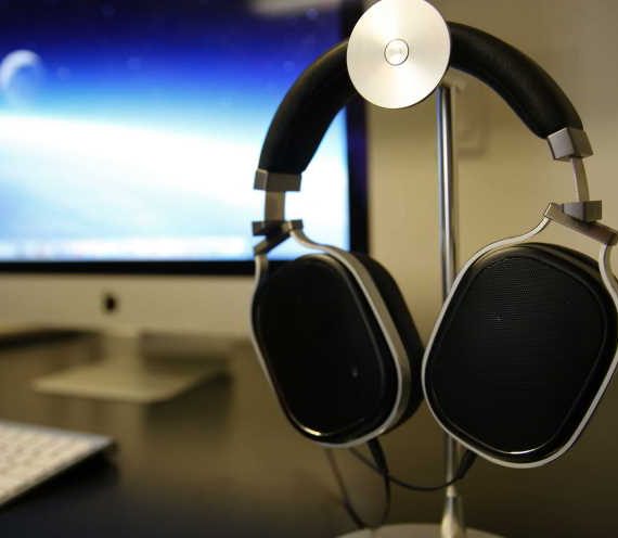 How can you use mobile headphones for a personal computer?